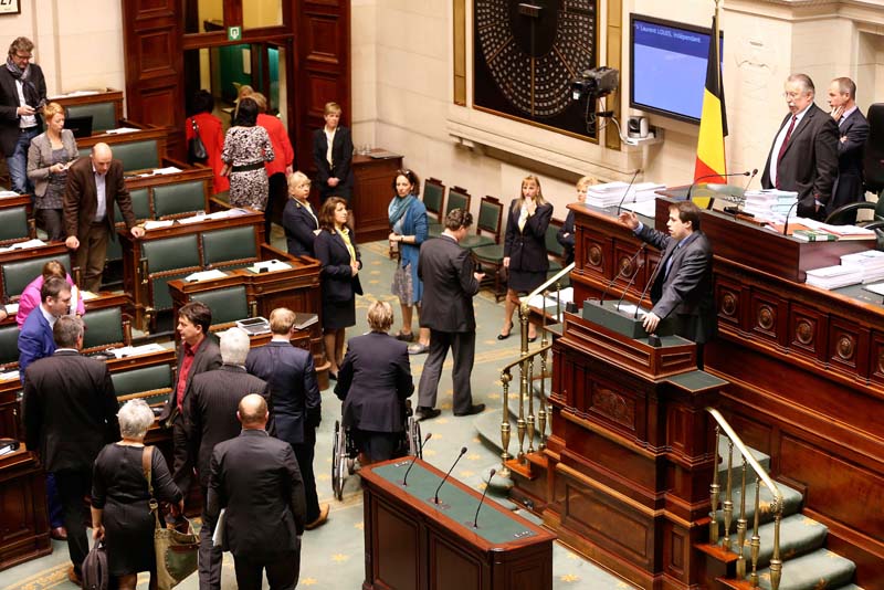 Kammerabgeordnete verlassen bei der Rede von Laurent Louis den Saal