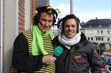 Rosenmontagszug in Eupen 2014 - BRF-Reporter Thomas Leigsnering mit Oliver Krings von der Arbeitsgemeinschaft Karneval