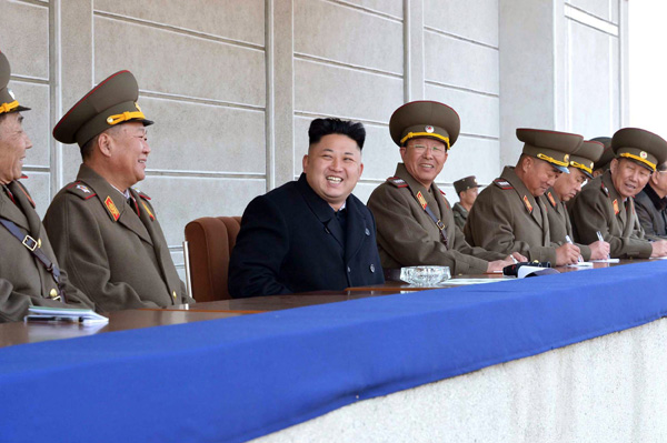 Nordkoreas Machthaber Kim Jong Un (M.)