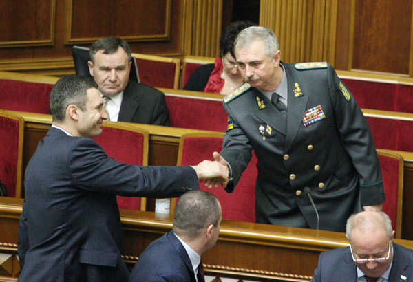 Neuer ukrainischer Verteidigungsminister: Vitali Klitschko gratuliert Generaloberst Michail Kowal