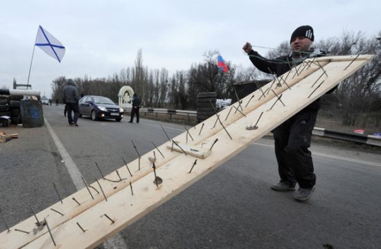 Die Lage auf der ukrainischen Halbinsel Krim bleibt angespannt - Straßensperre an der Grenze zum Festland