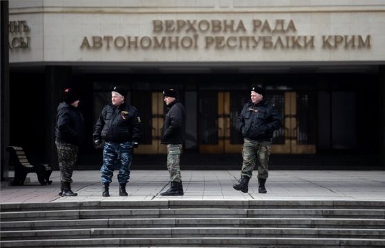 Wachleute vor dem Regionalparlament der Krim in Simferopol