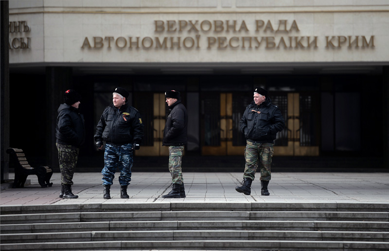Wachleute vor dem Regionalparlament der Krim in Simferopol