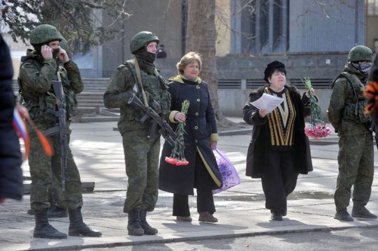 Vor dem Parlament der Krim in der Stadt Simferopol, 1. März