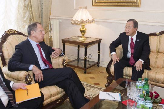 Russlands Außenminister Sergej Lawrow mit UN-Generalsekretär Ban Ki Moon in Genf (3. März)