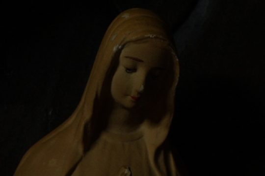 Jalhay: Leuchtende Marienstatue zieht Gläubige in ihren Bann