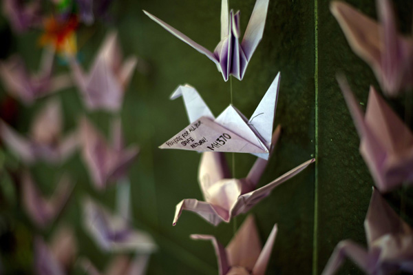 Origami mit Gebeten und Sprüchen für die Passagiere des Fluges MH370