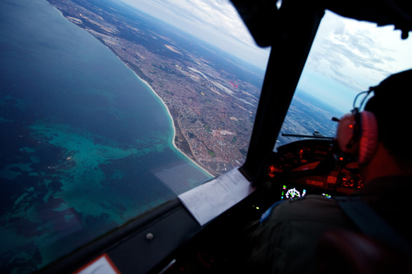 Ein Suchflugzeug über der Küste von Perth