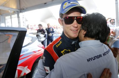 Erstes Podium für den Hyundai i20 WRC: Thierry Neuville mit Teamchef Michel Nandan