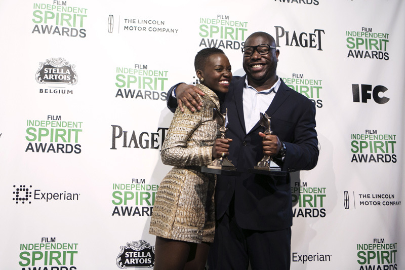 Regisseur Steve McQueen und Darstellerin Lupita Nyong'o bei den Spirit Awards