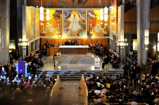 Papst Franziskus trifft Opfer des organisierten Verbrechens in der Pfarrei Gregorio VII