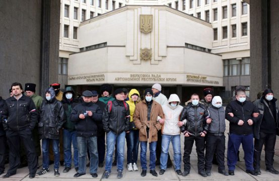 Prorussische Aktivisten vor dem Regionalparlament auf der Krim