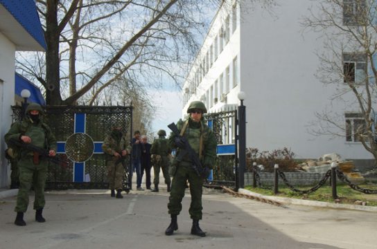 Prorussische Uniformierte auf dem Gelände der ukrainischen Marine in Sewastopol