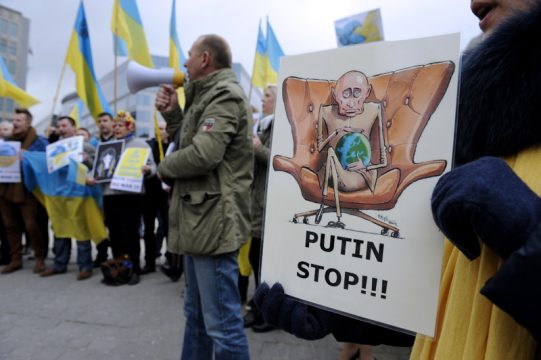"Putin Stop": Ukrainer demonstrieren in Brüssel