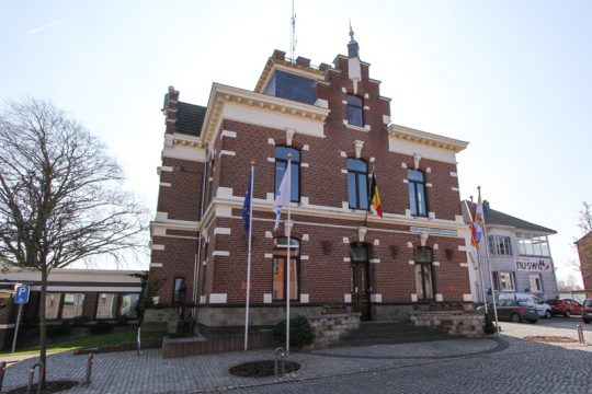 Rathaus von Lontzen (Bild: Julien Claessen/BRF)