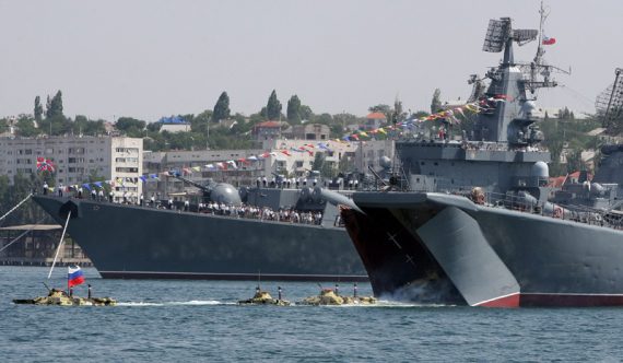 Russlands Schwarzmeerflotte ist in Sewastopol auf der Krim stationiert (Bild: Marinefeiertag 2009)