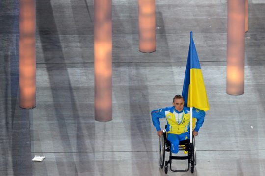 Eröffnung der Winter-Paralympics in Sotschi - der ukrainische Fahnenträger Mykhaylo Tkachenko