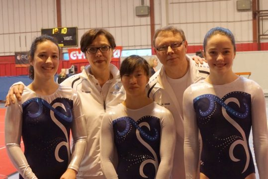 Walloniemeisterschaft im Geräteturnen in Jemelle: Bianca Theodor, Celine Kistemann und Lena Theodor mit den Trainern Ania Piekut und Marek Robak