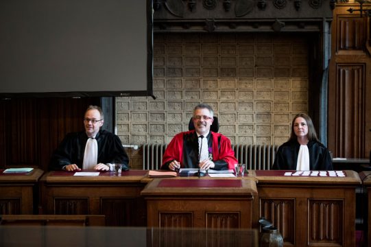 Vorsitzender Richter Dominique Gerard (Mitte) beim Prozess gegen Raphaël Wargnies