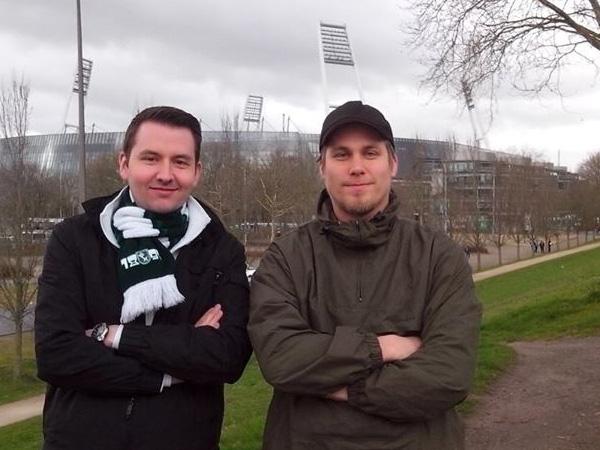 Alexander Stoffels und Stefan Claessen vor dem Weser-Stadion in Bremen