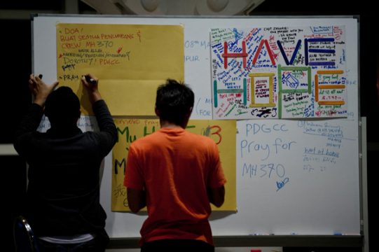 Botschaften der Hoffnung am Schwarzes Brett des Flughafens von Kuala Lumpur