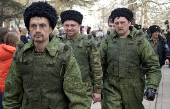 Moskautreue "Selbstverteidigungskräfte" vor dem Parlament in Simferopol