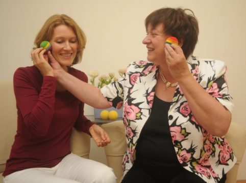 Die Aachener Tinnitus-Therapeutin Maria Holl (r.) in Aktion