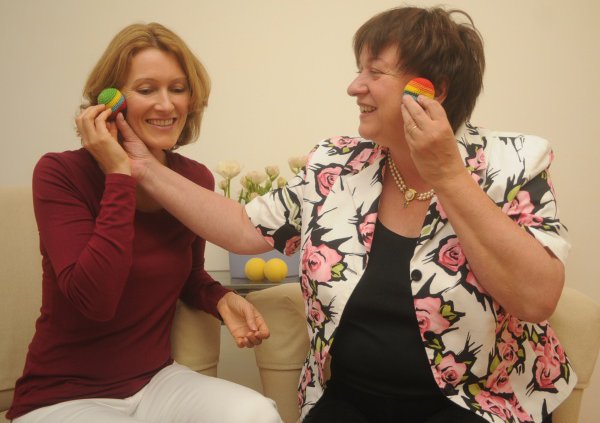 Die Aachener Tinnitus-Therapeutin Maria Holl (r.) in Aktion