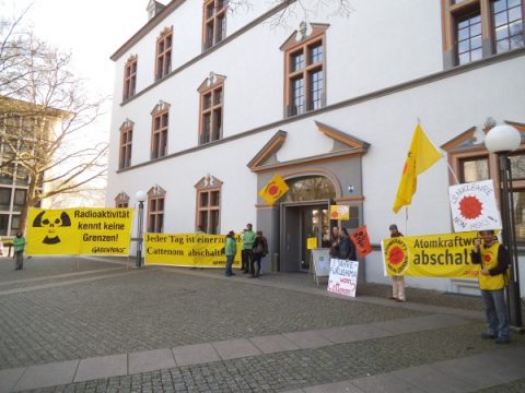 Atomkraftgegner vor dem Tagungsgebäude in Trier