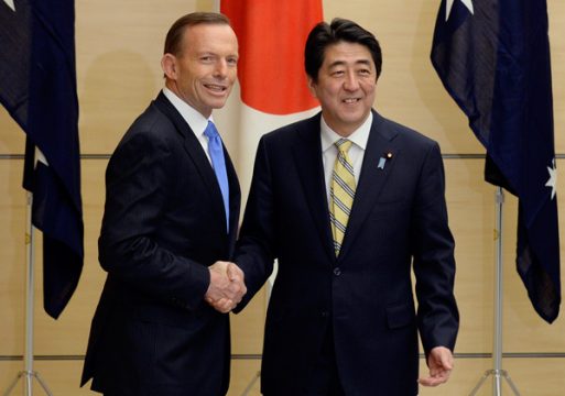 Der australische Premierminister Tony Abbott mit seinem japanischen Amtskollegen Shinzo Abe in Tokio