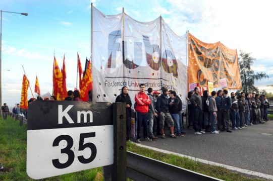 Demonstranten legen den Pan-American Highway in Buenos Aires lahm