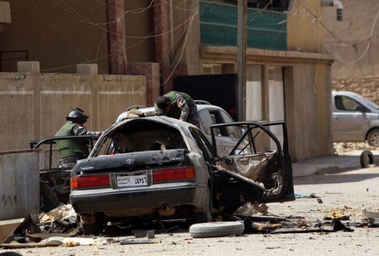 Bombenanschlag in Bagdad - Behörden untersuchen das explodierte Auto