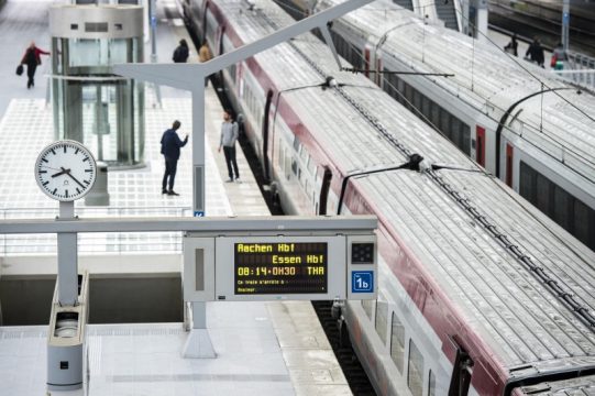 Blick auf Zug in Bahnhof
