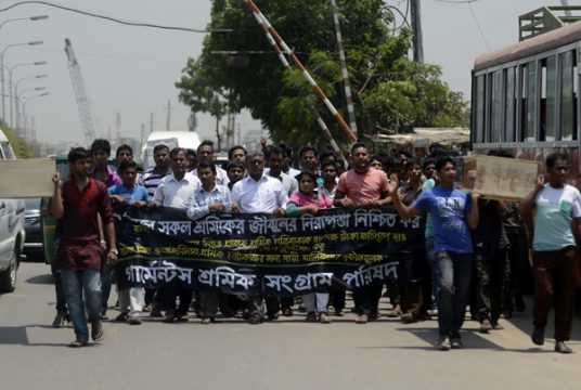 Textilarbeiter demonstrieren in Dhaka (23.4.)