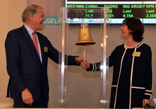 Geschäftsführerin Dominique Leroy und Vewaltungsratspräsident Stefaan De Clerck läuteten zum zehnjährigen Börsengang von Belgacom am Mittwochmorgen die Eröffnungsglocke an der Brüsseler Börse.