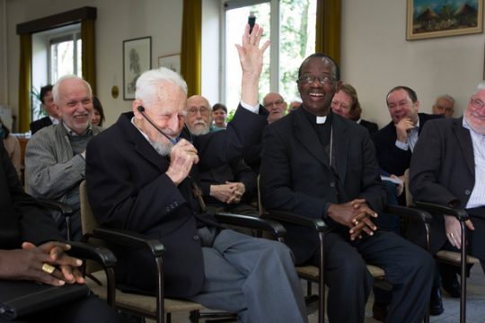 Pater Jan Van Cauwelaert feiert seinen 100. Geburtstag mit vielen Gästen, unter anderem dem Bischof von Inongo, Philippe Nkiere Kena