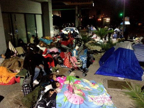 Einwohner der chilenischen der Stadt Iquique verbringen die Nacht unter freiem Himmel