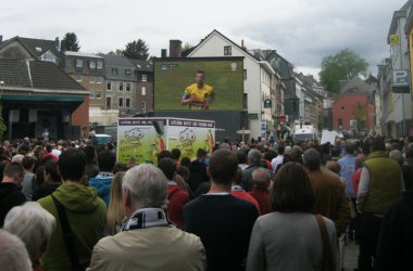 In Eupen verfolgten AS-Fans das Spiel auf Großbildschirm am Clown