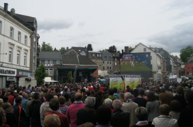 In Eupen verfolgten AS-Fans das Spiel auf Großbildschirm am Clown