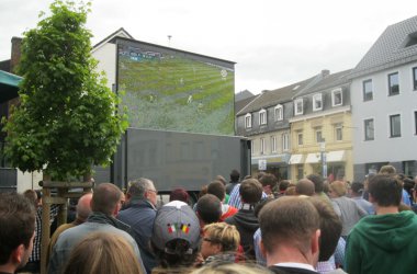 In Eupen verfolgten AS-Fans das Spiel auf Großbildschirm am Clown