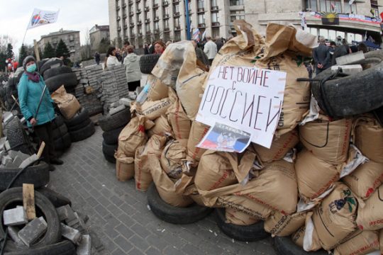 Prorussische Aktivisten vor einer Barrikade in Donezk