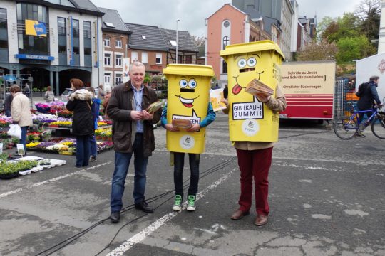 Eupen putzt sich heraus: "Gelbe Mülltonnen" werben auf dem Eupener Wochenmarkt für die Müllsammelaktion