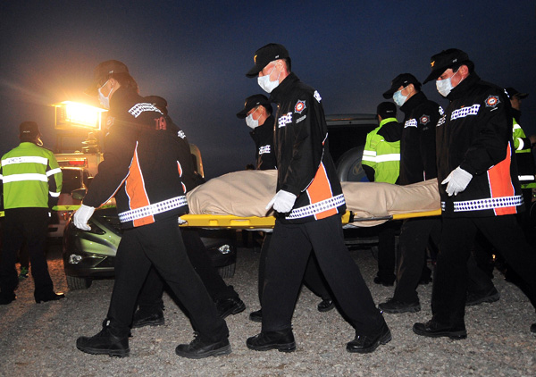 Fährunglück: Rettungsteam trägt eine auf der "Sewol" geborgenen Leiche