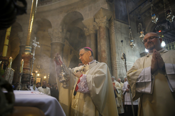 Der lateinische Patriarch von Jerusalem, Fuad Twal, führt durch die Ostermesse in der Grabeskirche