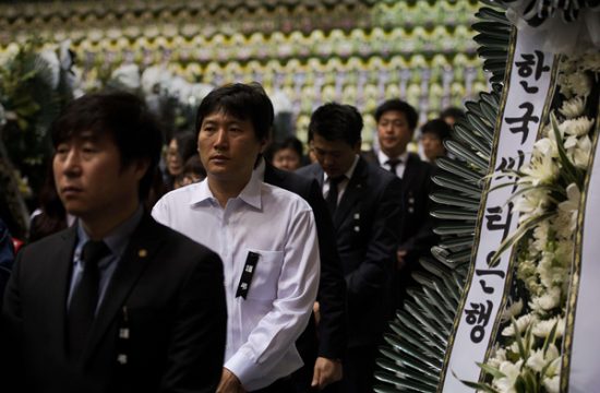 Südkoreaner nehmen an Gedenkgottesdienst für die Opfer des Fährunglücks teil