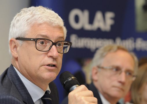 Giovanni Kessler (l.), Chef der Europäischen Antibetrugsbehörde Olaf, bei einer Pressekonferenz in Brüssel