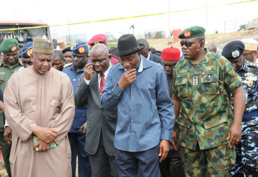 Anschlag in der Hauptstadt: Nigerias Staatschef Goodluck Jonathan (M.) ist bestürzt