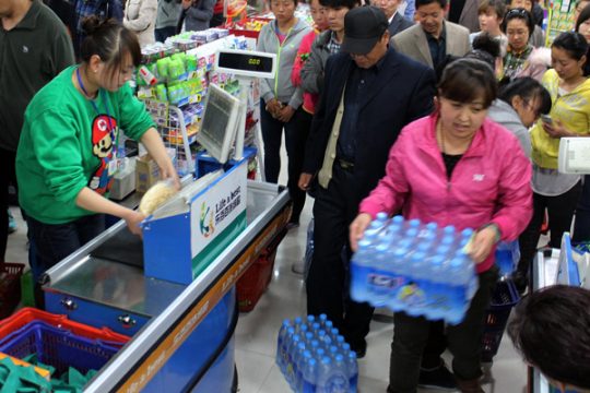 Benzol-Verschmutzung: Chinesen decken sich mit Trinkwasser ein