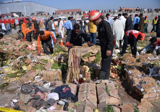 Bombenanschlag auf Gemüse- und Obstmarkt in Islamabad: Pakistanische Freiwillige durchsuchen die Überreste