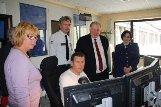 Anfang letzter Woche besuchte Ministerpräsident Karl-Heinz Lambertz in seiner Funktion als Minister für lokale Behörden das CIC-Callcenter der Provinz Lüttich - Bild: Angelika Neumann (deutschsprachige Call-Takerin), Roland Maus (deutschsprachiger Polizist), André Rygaert (beigeordneter Direktor), Ministerpräsident Lambertz, CIC-Direktorin Maud Bernard